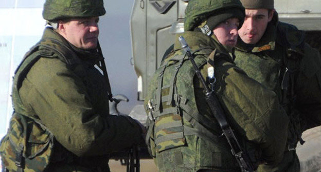 Сотрудники силовых структур. Фото: Елена Синеок, ЮГА.ру