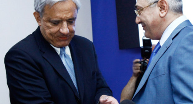 Учредитель фонда "Сивилитас", депутат парламента от партии "Процветающая Армения" Вардан Осканян получает депутатский мандат. Ереван, 30 мая 2012 г. Фото: © PanARMENIAN Photo / Tigran Mehrabyan 