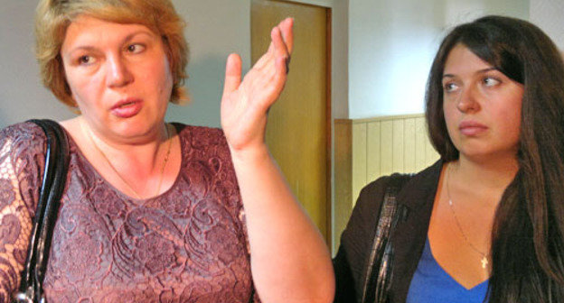 Татьяна и Ольга Агафоновы в здании Замоскворецкого суда общаются с журналистами. Москва, 25 июля 2012 г. Фото Юлии Буславской для "Кавказского узла"