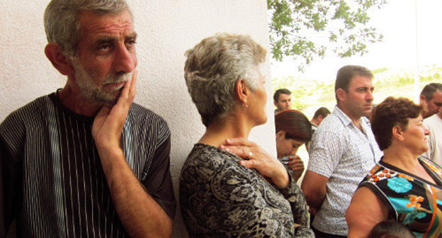 Жители пригорода Степанакерта "Ачапняк" во время предвыборной встречи с кандидатом в президенты Виталием Баласаняном. Нагорный Карабах, июнь 2012 г. Фото Алвард Григорян для "Кавказского узла"