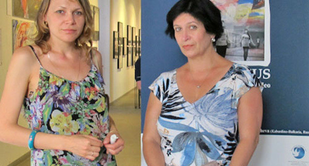 Елена Асеева (слева) и Мадина Хакуашева на выставке, рассказывающей о культуре адыгов. Италия, Рим, 25 июля 2012 г. Фото  Паоло Мизерини для "Кавказского узла" 