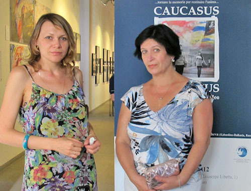 Елена Асеева (слева) и Мадина Хакуашева на выставке, рассказывающей о культуре адыгов. Италия, Рим, 25 июля 2012 г. Фото  Паоло Мизерини для "Кавказского узла" 