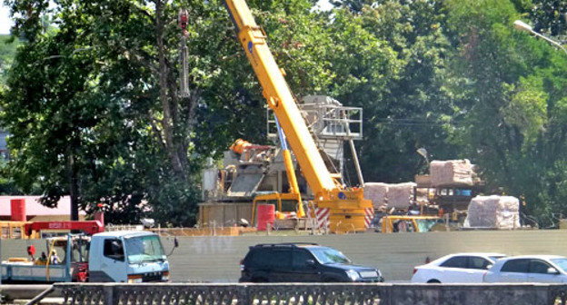 Шумозащитные экраны на улице Конституции ЗАО «ПРиС» не установлены. Сочи, 25 июля 2012 г. Фото Светланы Кравченко для "Кавказского узла"