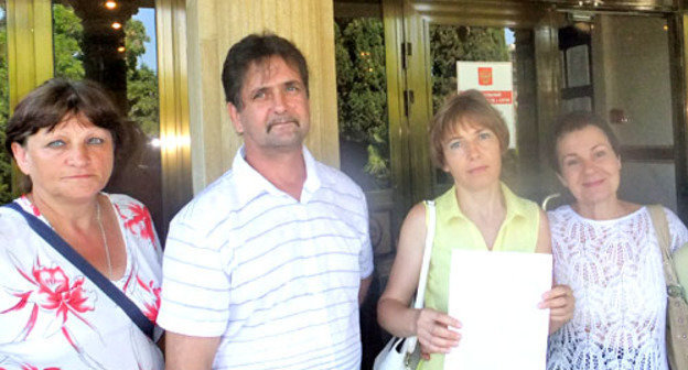 Группа поддержки Ирины Бровкиной (вторая справа) возле здания Центрального районного суда. Сочи, 25 июля 2012 г. Фото Светланы Кравченко для "Кавказского узла"