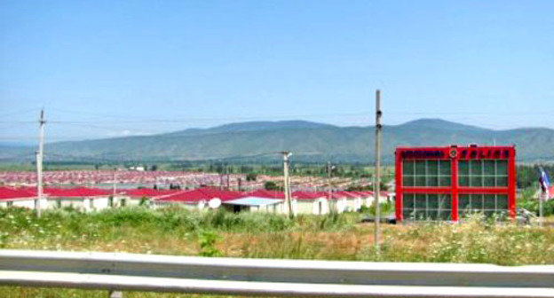 Лагерь беженцев из Южной Осетии вдоль дороги Тбилиси-Гори. Фото http://ekibaztus.livejournal.com
