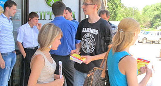 Члены партии "Справедливая Россия" раздают листовки на улицах города. Ставрополь, 13 июня 2012 г. Фото http://www.spravedlivo-online.ru