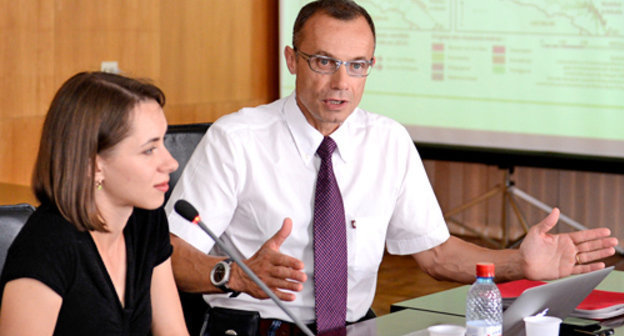 Филипп Леброссо и Елена Румянцева представляют выводы французских экспертов по "Мамисону".  Северная Осетия, Владикавказ 20 июля 2012 г. Фото Константина Фарниева для "Кавказского узла"
