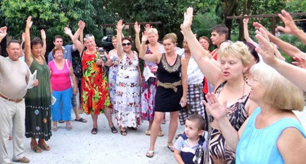 Активисты микрорайона «Гагаринский» во время схода единогласно проголосовали против «блошиного рынка" в жилой зоне. Сочи, 28 июля 2012 г. Фото Светланы Кравченко для "Кавказского узла"