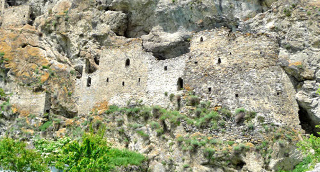 Наскальная крепость в селе Дзивгис. Северная Осетия, Алагирский район, июнь 2011 г. Фото предоставлено Комитетом по охране  и использованию объектов культурного наследия Северной Осетии
