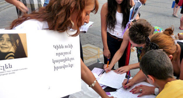 Общественная организация «Общество без насилия» провела акцию против насилия в армянских сериалах. Армения, Ереван, 27 июля 2012 г. Фото Армине Мартиросян для "Кавказского узла"