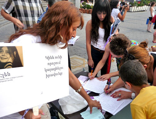 Общественная организация «Общество без насилия» провела акцию против насилия в армянских сериалах. Армения, Ереван, 27 июля 2012 г. Фото Армине Мартиросян для "Кавказского узла"