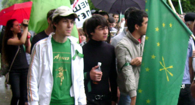 Траурное шествие в День памяти жертв Кавказской войны. Адыгея, Майкоп, 21 мая 2012 г. Фото Олега Чалого для "Кавказского узла"