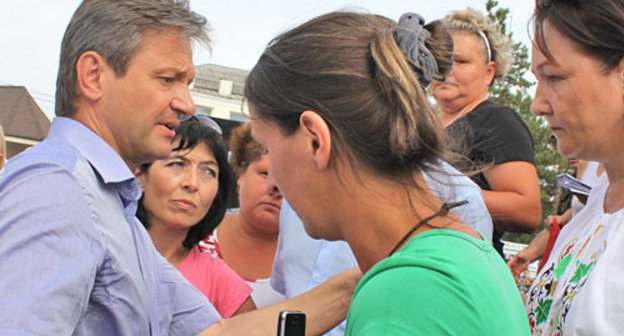 Штабы городов и районов Краснодарского края покинули Крымск. На снимке: Александр Ткачев общается с местными жителями, пострадавшими от наводнения. Краснодарский край, 30 июля 2012 г.  Фото Никиты Серебрянникова для "Кавказского узла"