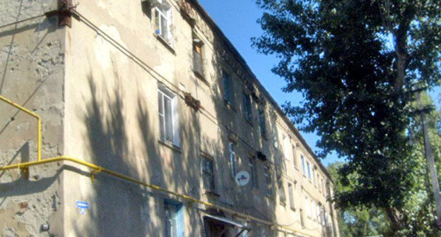 В этом доме по улице Космонавтов, 29 семье Макеевых предложили новую квартиру, как переселенцам из аварийного жилья. Ростовская область, Зверев. Фото предоставлено семьей Макеевых