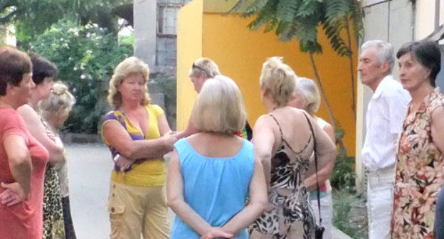 Несколько активистов из числа жителей микрорайона «Гагаринский» вышли на улицу, чтобы блокировать движение по тротуарам улиц Чайковского и Новоселов. Сочи, 30 июля 2012 г. Фото Светланы Кравченко для "Кавказского узла"