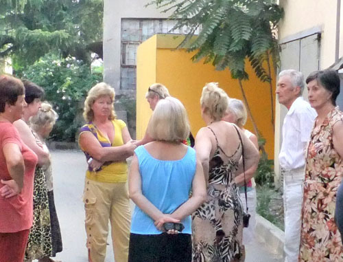 Несколько активистов из числа жителей микрорайона «Гагаринский» вышли на улицу, чтобы блокировать движение по тротуарам улиц Чайковского и Новоселов. Сочи, 30 июля 2012 г. Фото Светланы Кравченко для "Кавказского узла"