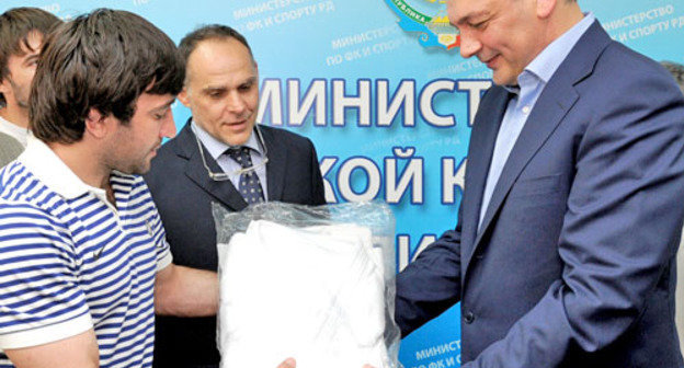 Мансур Исаев и главный тренер сборной России по дзюдо Эцио Гамба (в центре) вручают главе Дагестана Магомедсаламу Магомедову кимоно. Дагестан,  июль 2012 г. Фото Альберта Токаева для "Кавказского узла"