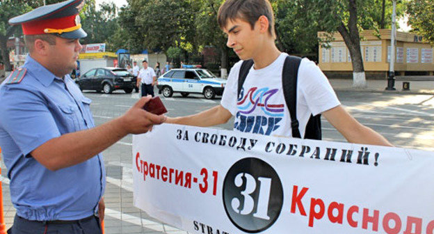 Одиночные пикеты в поддержку 31-й статьи Конституции РФ прошли в Краснодаре. 31 июля 2012 г.  На снимке: участковый Ярослав Фиков представляется активисту Яблока Игорю Харченко и просит свернуть пикет. Фото Никиты Серебрянникова для "Кавказского узла"