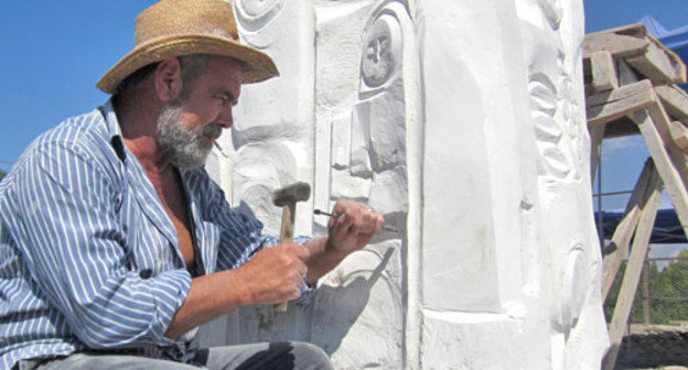 Официальная церемония закрытия второго международного симпозиума  скульптуров "Акоп Гюрджян" состоялась в Шуши. На снимке: карабахский скульптор Роберт Аскарян за работой. Нагорный Карабах, Шуши, 28 июля 2012 г. Фото Алвард Григорян для "Кавказского узла"