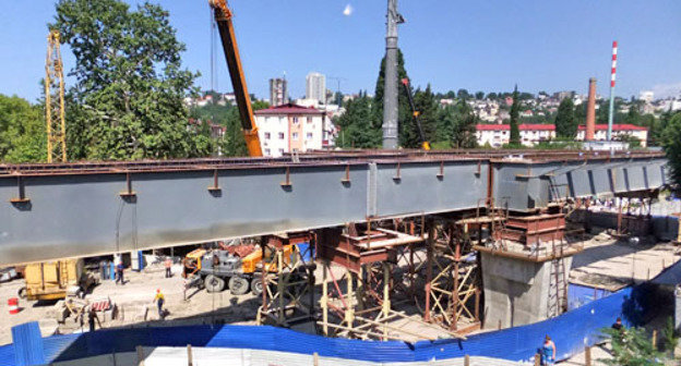 Проезжая часть улицы Чайковского полностью перекрыта со стороны Набережной для проезда машин из за стройки дороги-дублера и автомоста через реку. Сочи, 31 июля 2012 г. Фото Светланы Кравченко для "Кавказского узла"