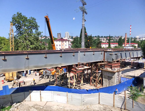 Проезжая часть улицы Чайковского полностью перекрыта со стороны Набережной для проезда машин из за стройки дороги-дублера и автомоста через реку. Сочи, 31 июля 2012 г. Фото Светланы Кравченко для "Кавказского узла"