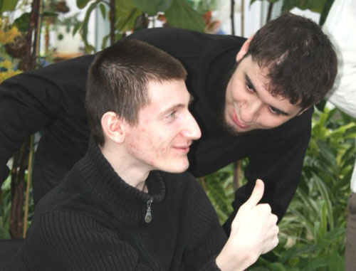 Малик Ахмадов со своим другом. Дагестан, 11 марта 2012 г. Фото предоставлено благотворительным фондом "Северное Сияние", http://fond-ss.ru 

