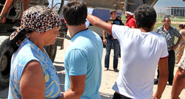 Жители поселка Рембаза требуют от властей прекратить снос их домов. На снимке: городские власти сносят заборы в поселке Рембаза. Махачкала, 26 июля 2012 г. Фото Руслана Алибекова для "Кавказского узла"