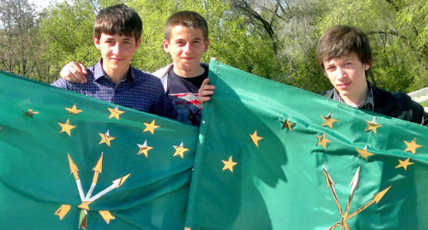 Школьники города Черкесска в День черкесского флага. Карачаево-Черкесия, 25 апреля 2012 г. Фото Светланы Носовой для "Кавказского узла"