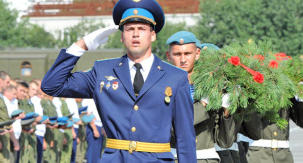 Возложение венков  к памятнику новороссийцам, погибшим в локальных войнах. Новороссийск, 2 августа 2012 г. Фото  пресс-службы администрации Новороссийска