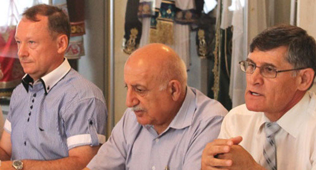 Михаил Савва, Олег Георгизов и Бахтиер Ширинов (слева направо) во время "круглого стола". Краснодар, 31 июля 2012 г. Фото Никиты Серебрянников для "Кавказского узла"