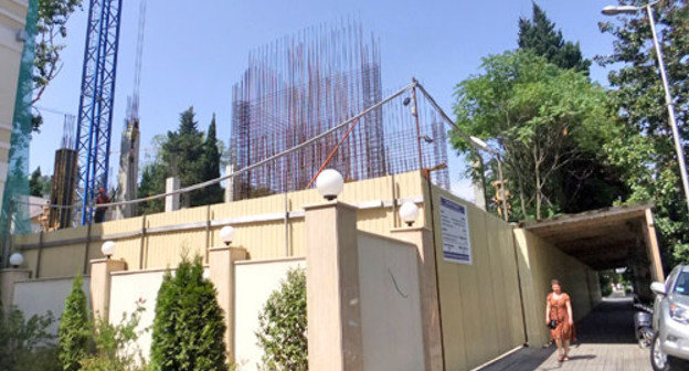 Стройка парковки на улице Красноармейская на территории детского центра продолжается, не смотря на отмену Постановления Главы города. Сочи, 3 августа 2012 г. Фото Светланы Кравченко для "Кавказского узла"