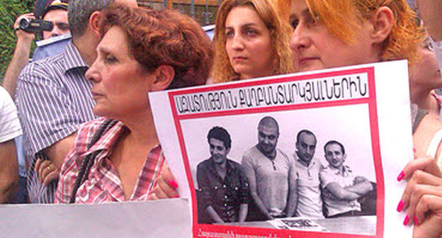 Акция с требованием освободить активистов оппозиции прошла в Ереване. Армения, Ереван, 3 августа 2012 г. Фото http://www.tert.am