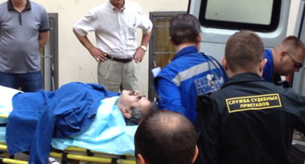 Владимир Жамборов из зала суда был отправлен в медицинский центр имени Бакулева с подозрением на инфаркт миокарда. Москва, 3 августа 2012 г.  Фото адвокатского бюро «Коблев и партнеры»