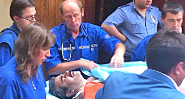 Владимира Жамборова из зала Тверского суда реанимационная бригада «Скорой помощи» с подозрением на инфаркт миокарда увезла в медицинский центр имени Бакулева. Москва, 3 августа 2012 г.  Фото адвокатского бюро «Коблев и партнеры»