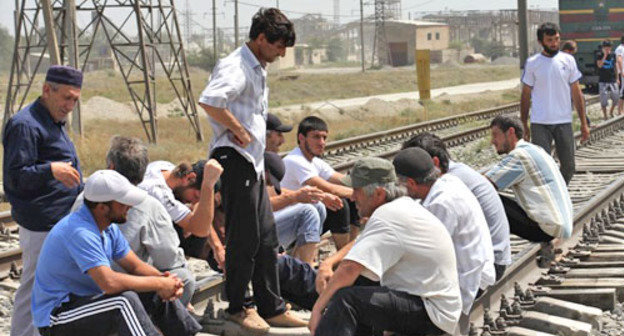 Родственники похищенного жителя Дагестана Адама Хайрулаева и жители села Комсомольское перекрыли железную дорогу. Дагестан, Кизилюртовский район, 5 августа 2012 г. Фото Махача Ахмедова для "Кавказского узла"