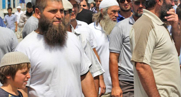 Родственники похищенного жителя Дагестана Адама Хайрулаева и жители села Комсомольское перекрыли железную дорогу. Дагестан, Кизилюртовский район, 5 августа 2012 г. Фото Махача Ахмедова для "Кавказского узла"