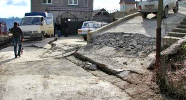 Житель Барановки, пострадавший в результате схода оползня, обвиняет чиновников в бездействии. На снимке: дом и участок, принадлежащий Вазгену Исусяну. Сочи, август 2012 г. Фото предоставлено Вазгеном Исусяном