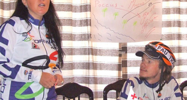 Участники велопробега "Владикавказ-Тбилиси" финишировали в грузинской столице. На снимке: участники велотура Мария Каневская и Серго Нарсия. Грузия, Тбилиси, 4 августа 2012 г. Фото Эдиты Бадасян для "Кавказского узла"