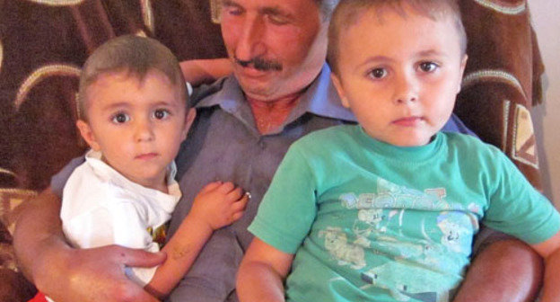 Семья Даниелянов, чей дом находится в производственной зоне Кашенского рудника. Нагорный Карабаха, село Вардадзор, 27 июля 2012 год. Фото Алвард Григорян для "Кавказского узла"