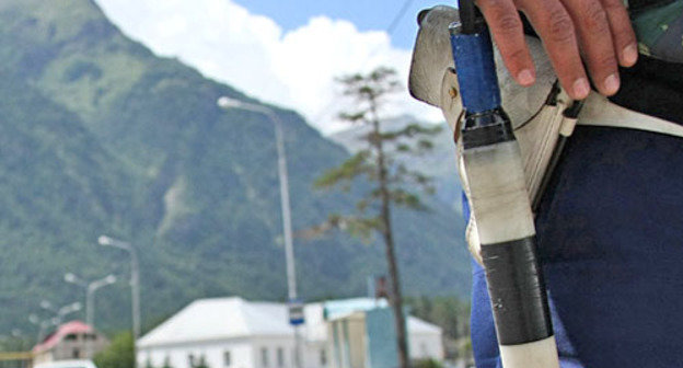 Полицейский с жезлом. Фото Юга.ру