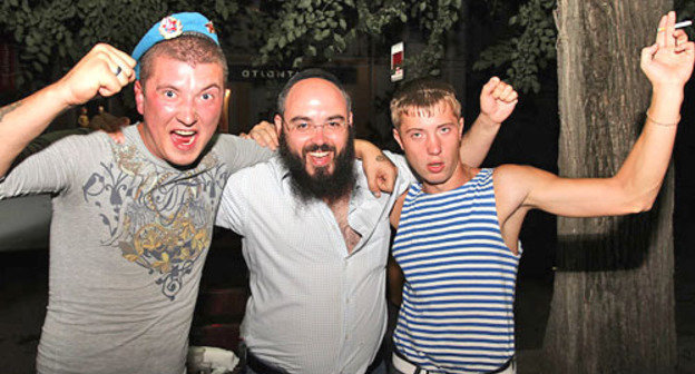 Раввин, сержант ВВС Израиля в запасе Йосеф Херсонский (в центре) поздравляет российских десантников с Днем воздушно-десантных войск. Ростовская область, Таганрог, 2 августа 2012 г.  Фото Николая Данилова,  http://nl.livejournal.com/