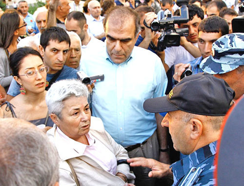 Шествие, посвященное сороковому дню гибели военного врача Ваге Аветяна. Армения, Ереван, 7 августа 2012 г. Фото: PanARMENIAN Photo / Tigran Mehrabyan
