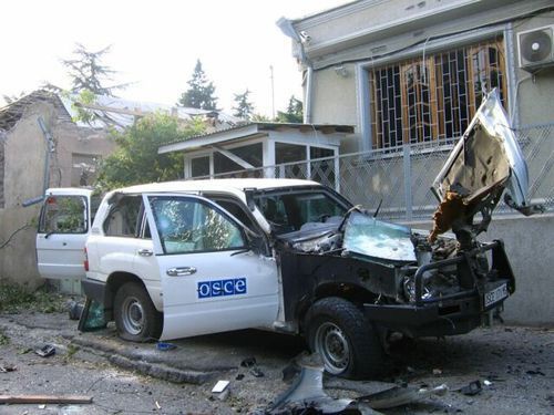 Повреждённый автомобиль у здания миссии ОБСЕ в Цхинвале. Южная Осетия, август 2008 г. Фото http://ru.wikipedia.org