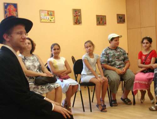 Встреча членов Еврейской этнографической экспедиции с детьми в волгоградском еврейском общинном центре. Волгоград, 10 августа 2012 г. Фото Татьяны Филимоновой для "Кавказского узла"