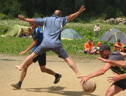 Игра в стритбол на туристско-спортивном фестивале "Игры Фишта". Адыгея, 4 августа 2012 г. Фото Владимира Зотова