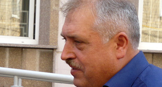 Александр Агафонов, отец погибшего Ивана Агафонова, у здания Хамовнического суда. Москва, 25 июля 2012 г. Фото Юлии Буславской для "Кавказского узла"