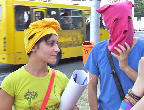 Акция поддержки и солидарности панк-группе Pussy Riot прошла в Грузии. На снимке: участники акции. Тбилиси, 16 августа 2012 г. Фото Эдиты Бадасян для "Кавказского узла"
