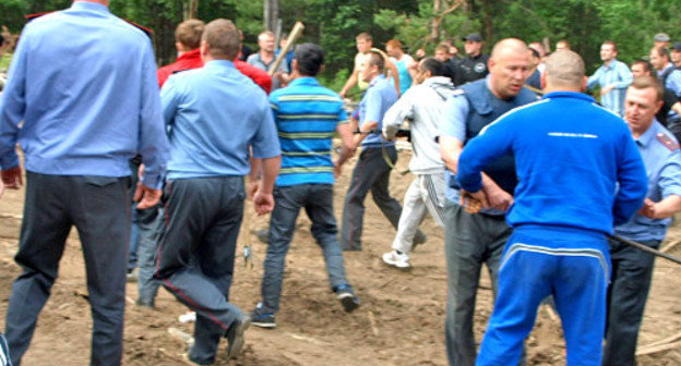 Конфликт в поселке Демьяново Кировской области. Июнь 2012 г. Фото Николая Липатникова, http://www.newsler.ru