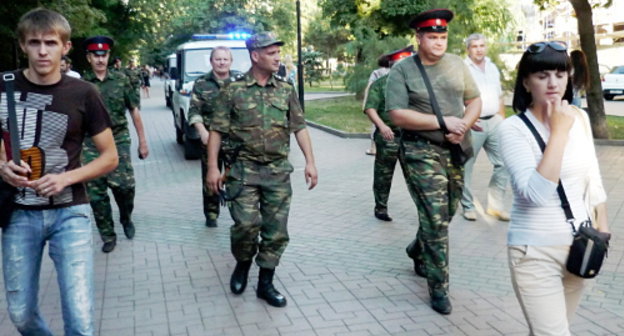 Казачий отряд следует за участниками акции в защиту Pussy Riot. Ростов-на-Дону, 17 августа 2012 г. Фото Олеси Диановой для "Кавказского узла"