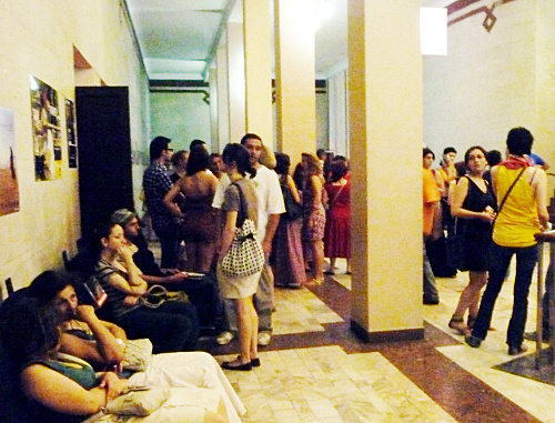 Зрители в кинотеатре перед началом сеанса. Ереван, июль 2012 г. Фото Армине Мартиросян для "Кавказского узла"